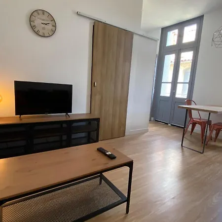 V2 Avec Balcon, Plein Centre - 5 Min Golfech