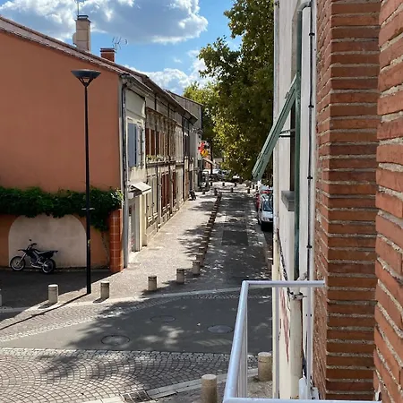 V2 Avec Balcon, Plein Centre - 5 Min Golfech