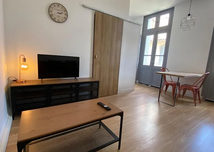 V2 Avec Balcon, Plein Centre - 5 Min Golfech